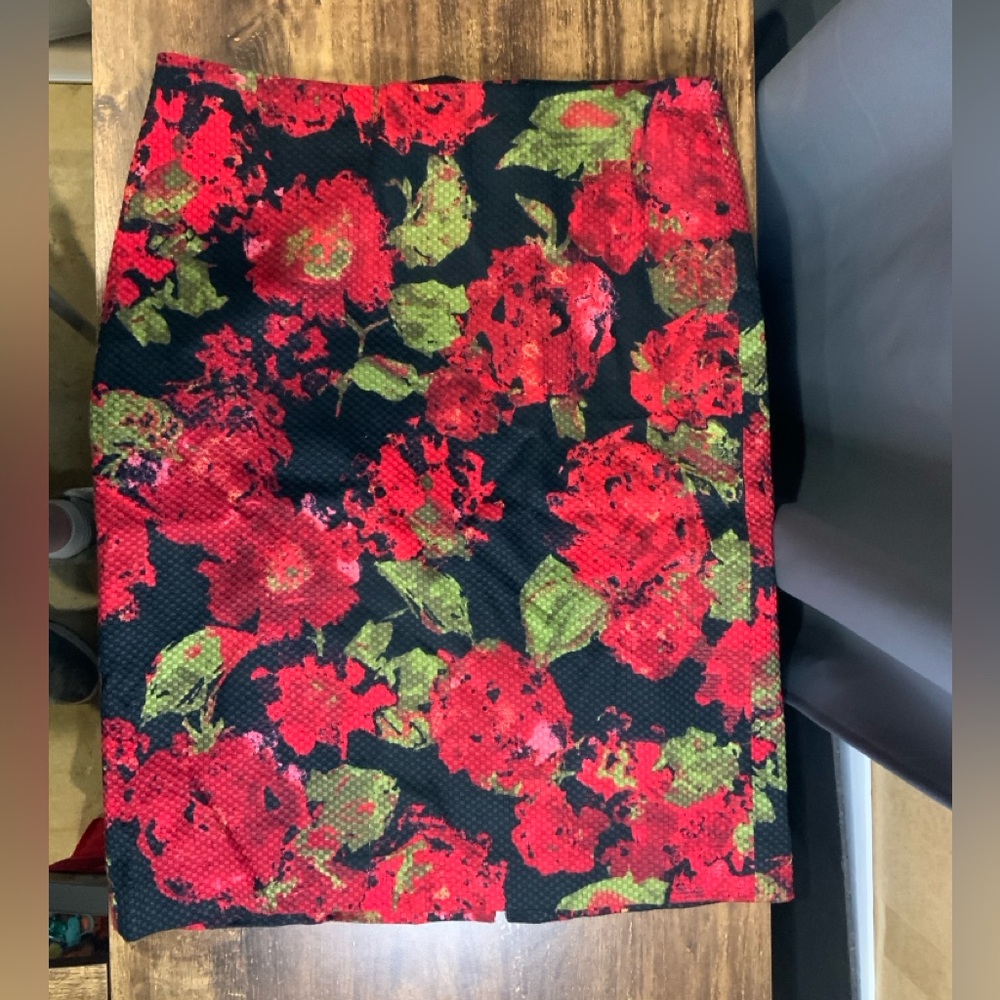 Talbots Pencil Skirt in Red Green Black Floral size 12